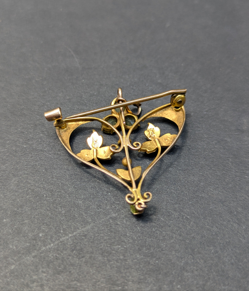 Art Nouveau 15kt Peridot and Seed Pearl Pendant/Brooch