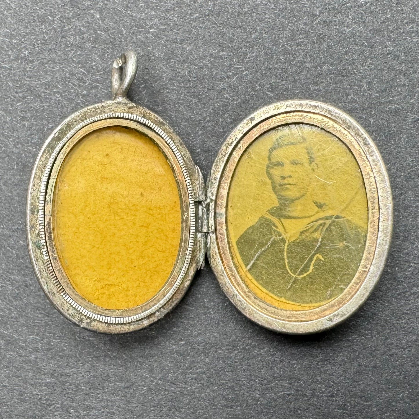 9k Victorian Regards Locket with Front and Back Engraving