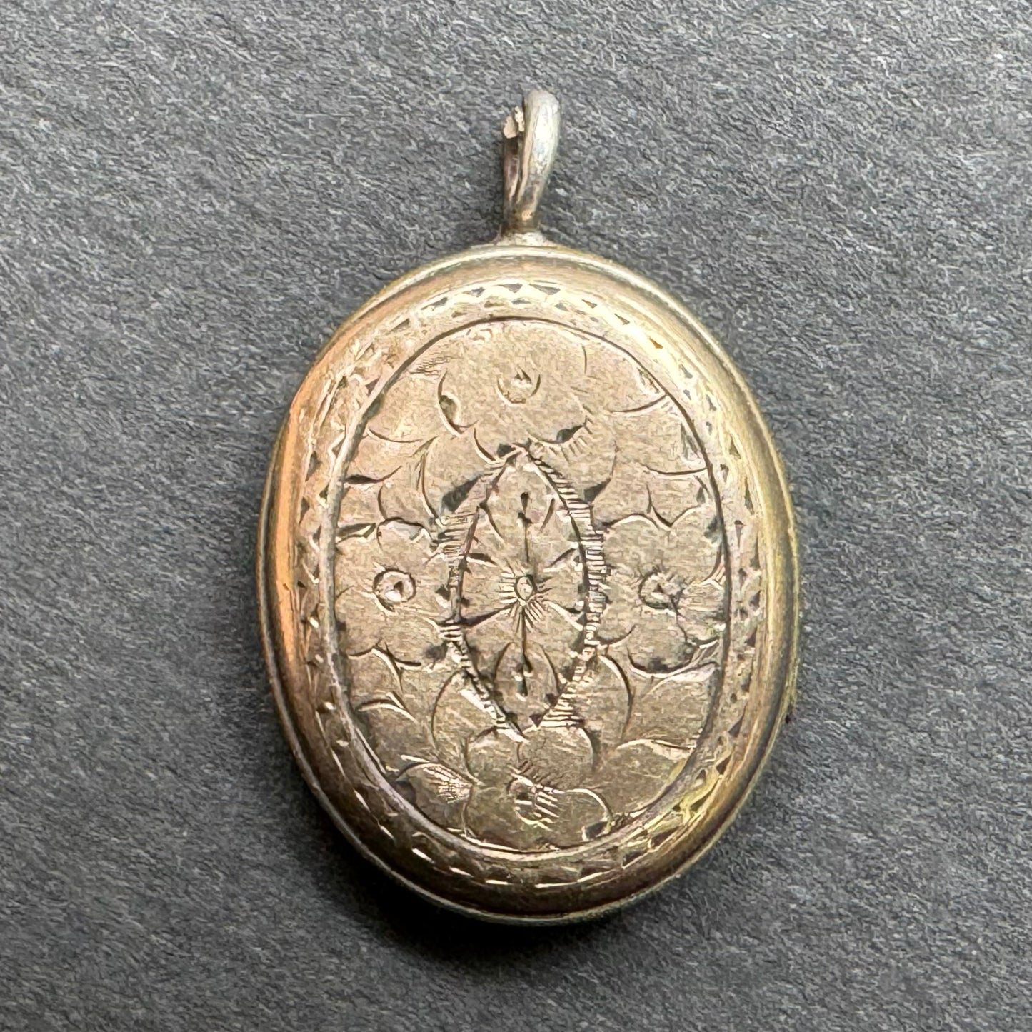 9k Victorian Regards Locket with Front and Back Engraving
