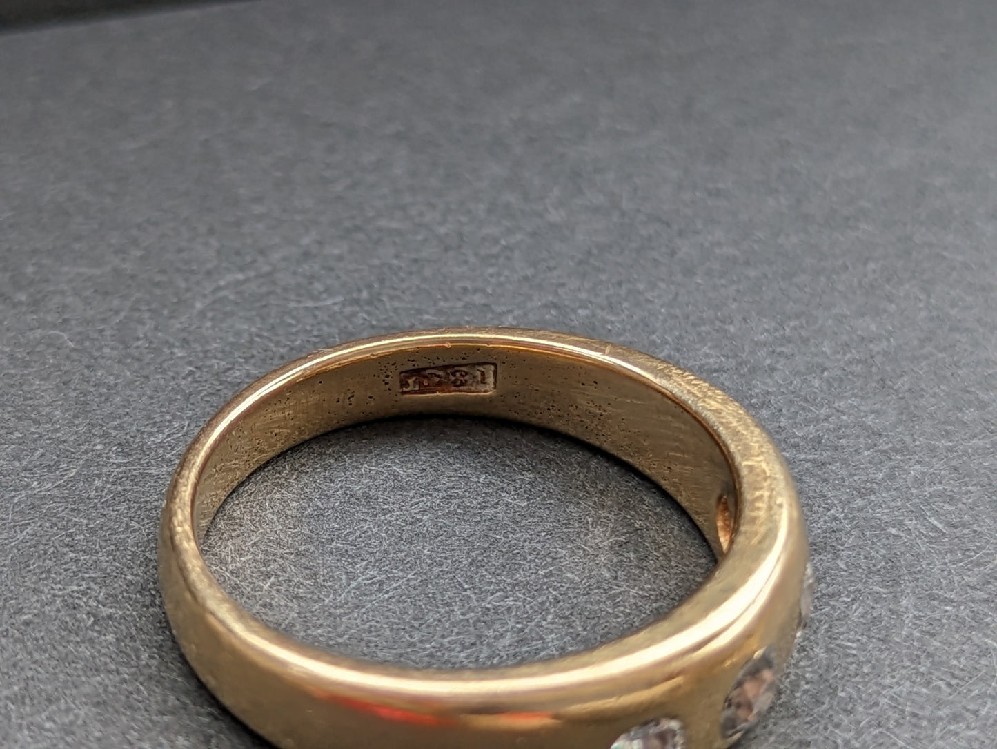 18K fresh flush set diamond ring