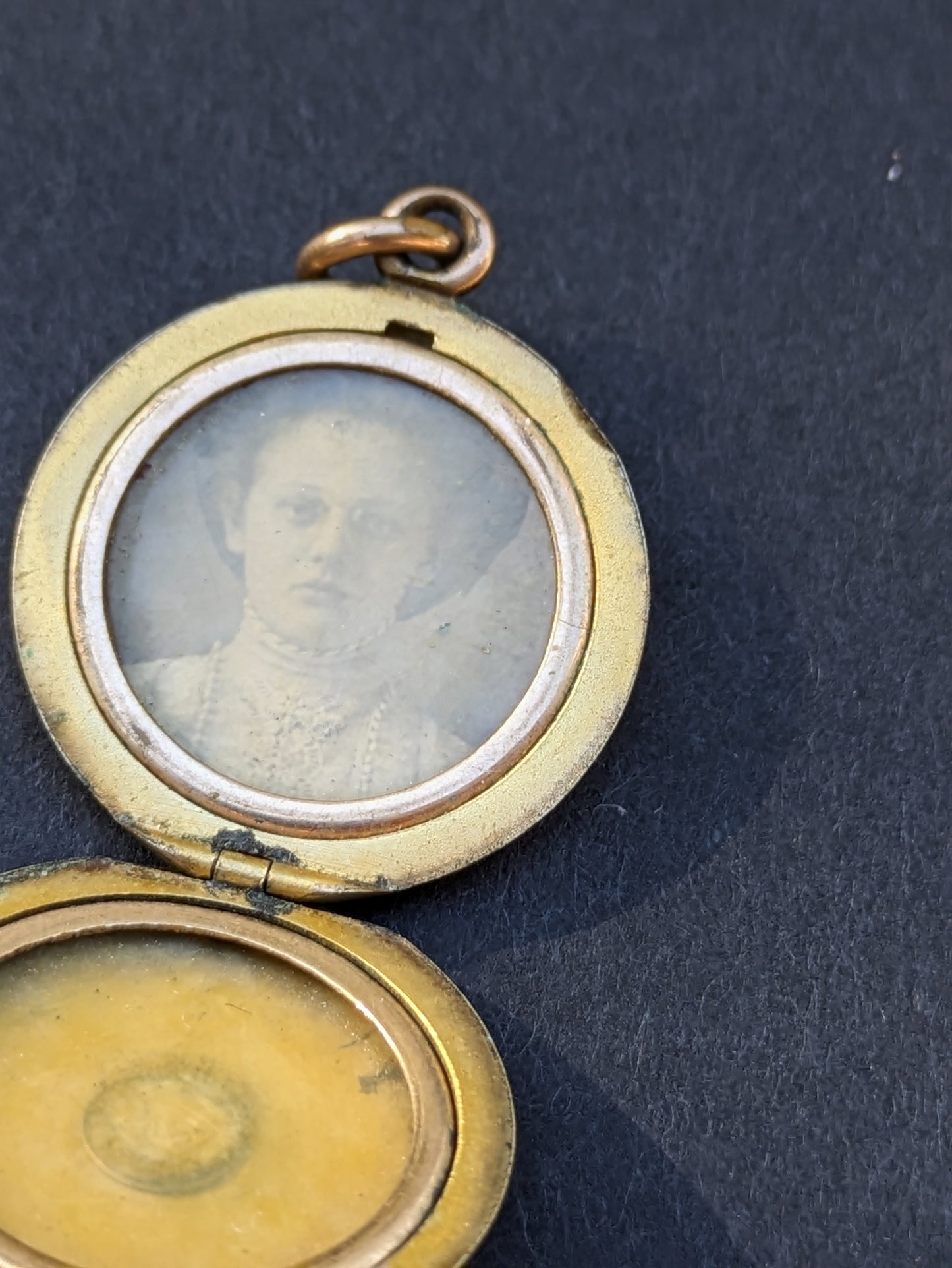 Gibson girl 14k locket