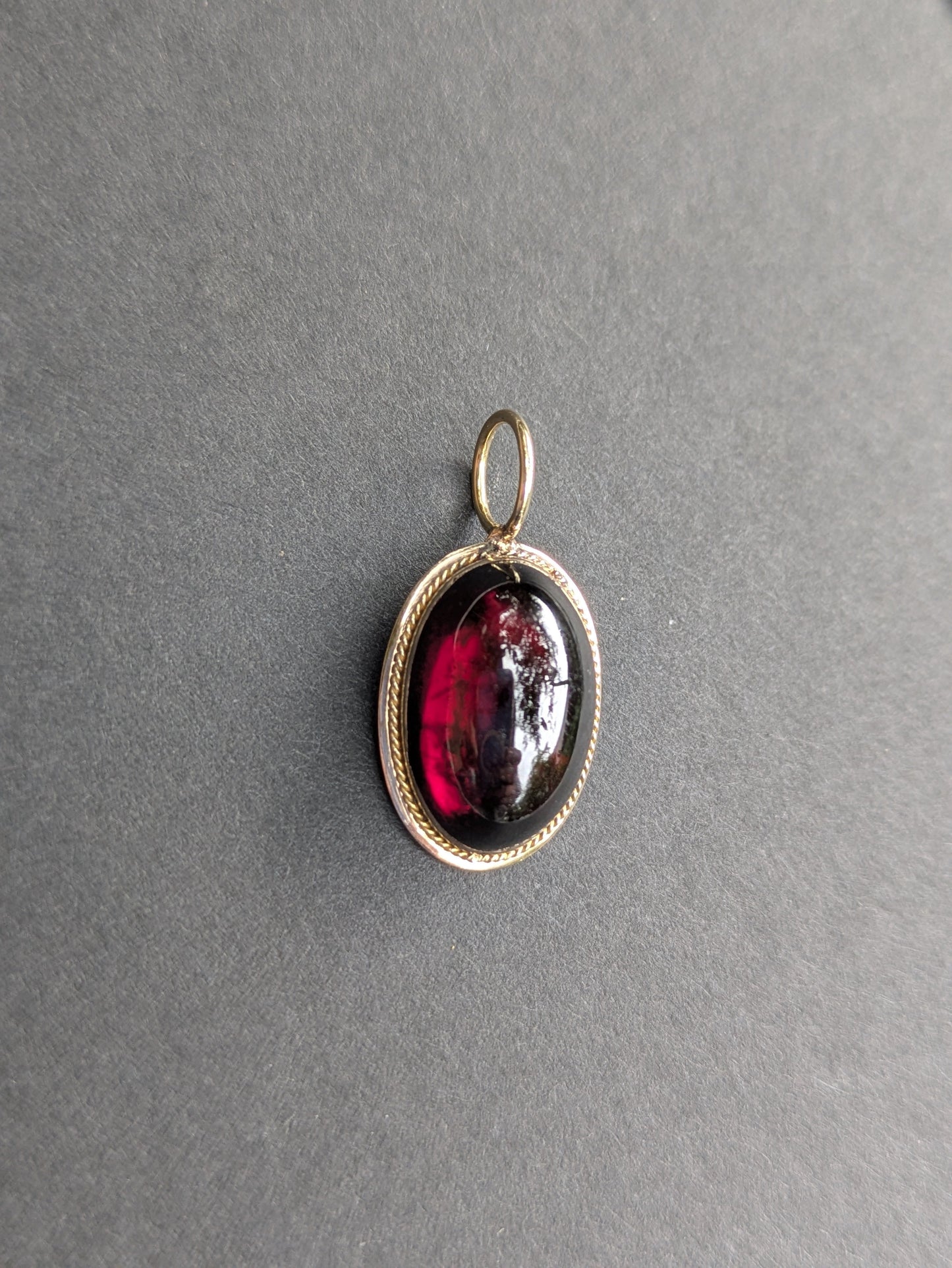 14k Cabachon Garnet Pendant