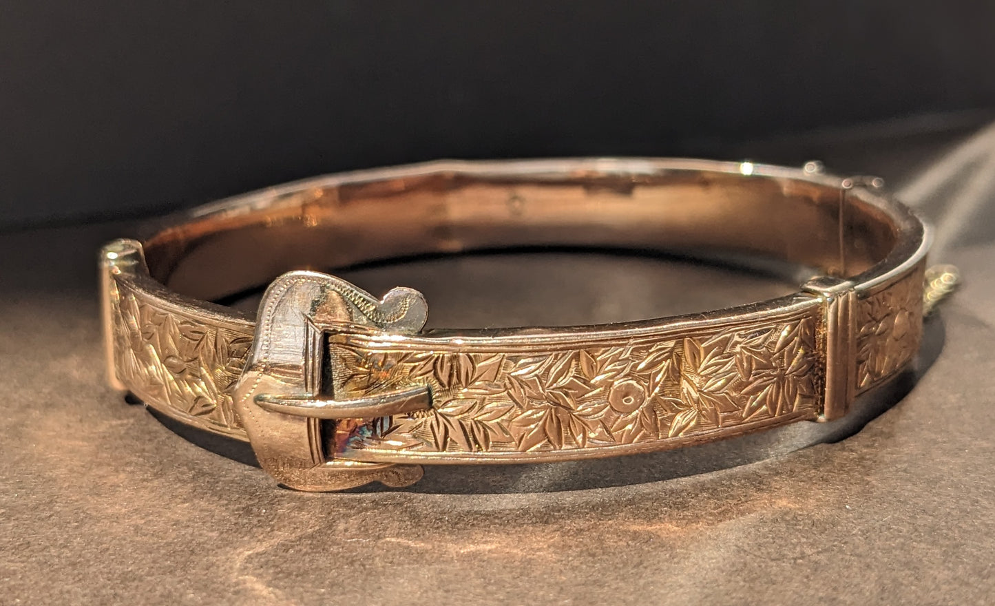 Victorian 9k buckle bangle
