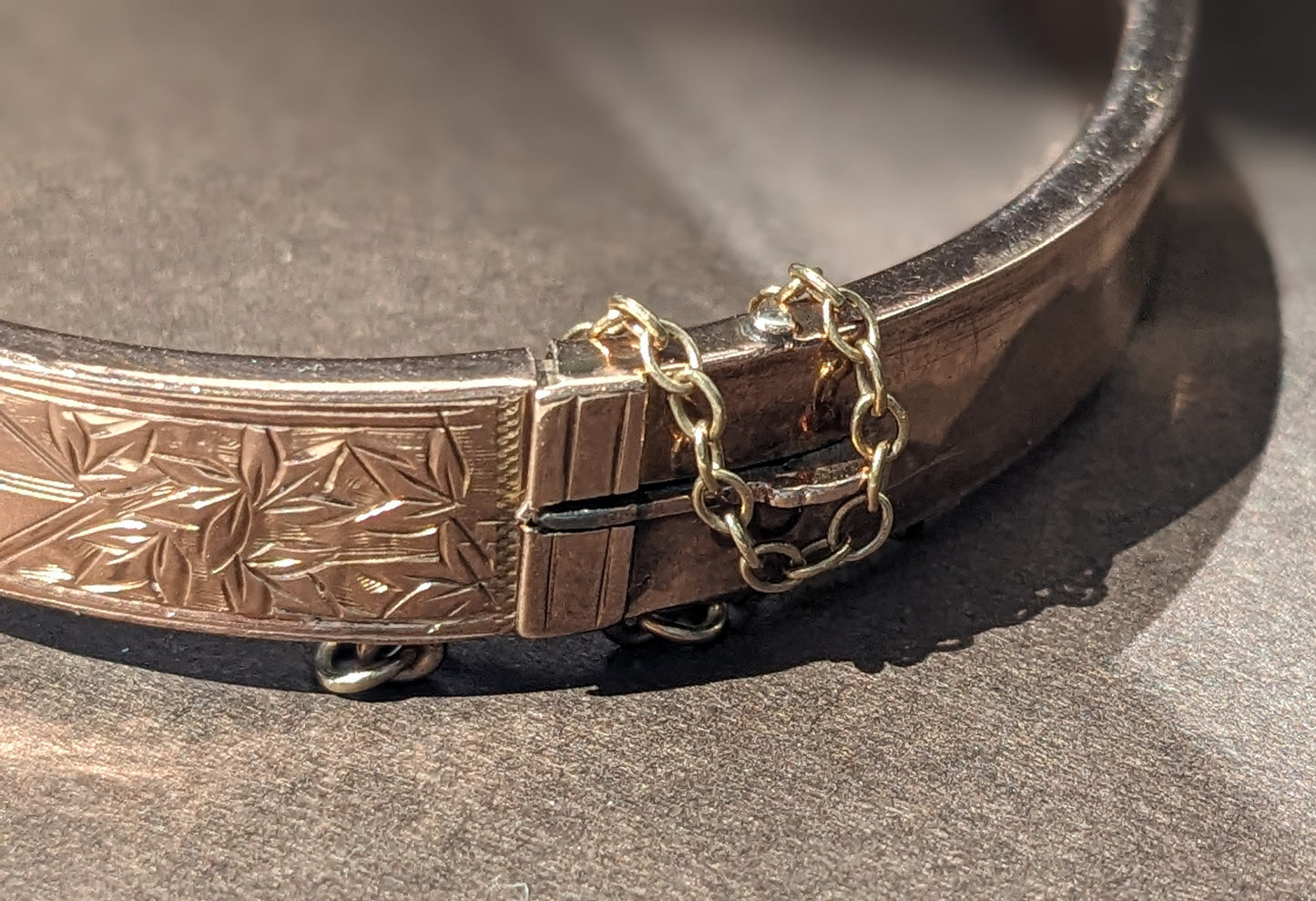 Victorian 9k buckle bangle
