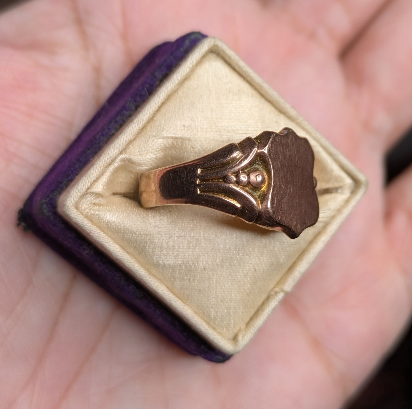 9Kt English, Late Victorian Unmonogrammed signet ring rose gold