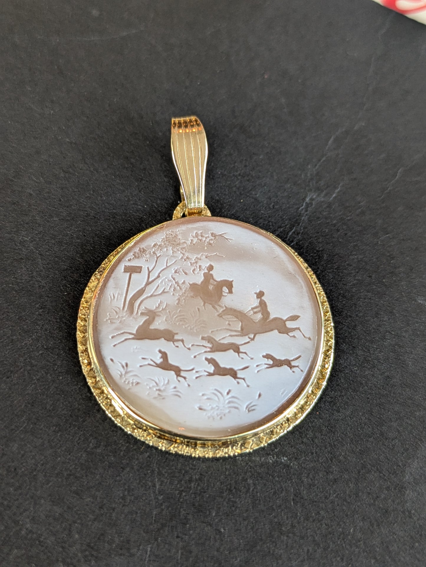 14kt Shell Cameo With Hunting Scene
