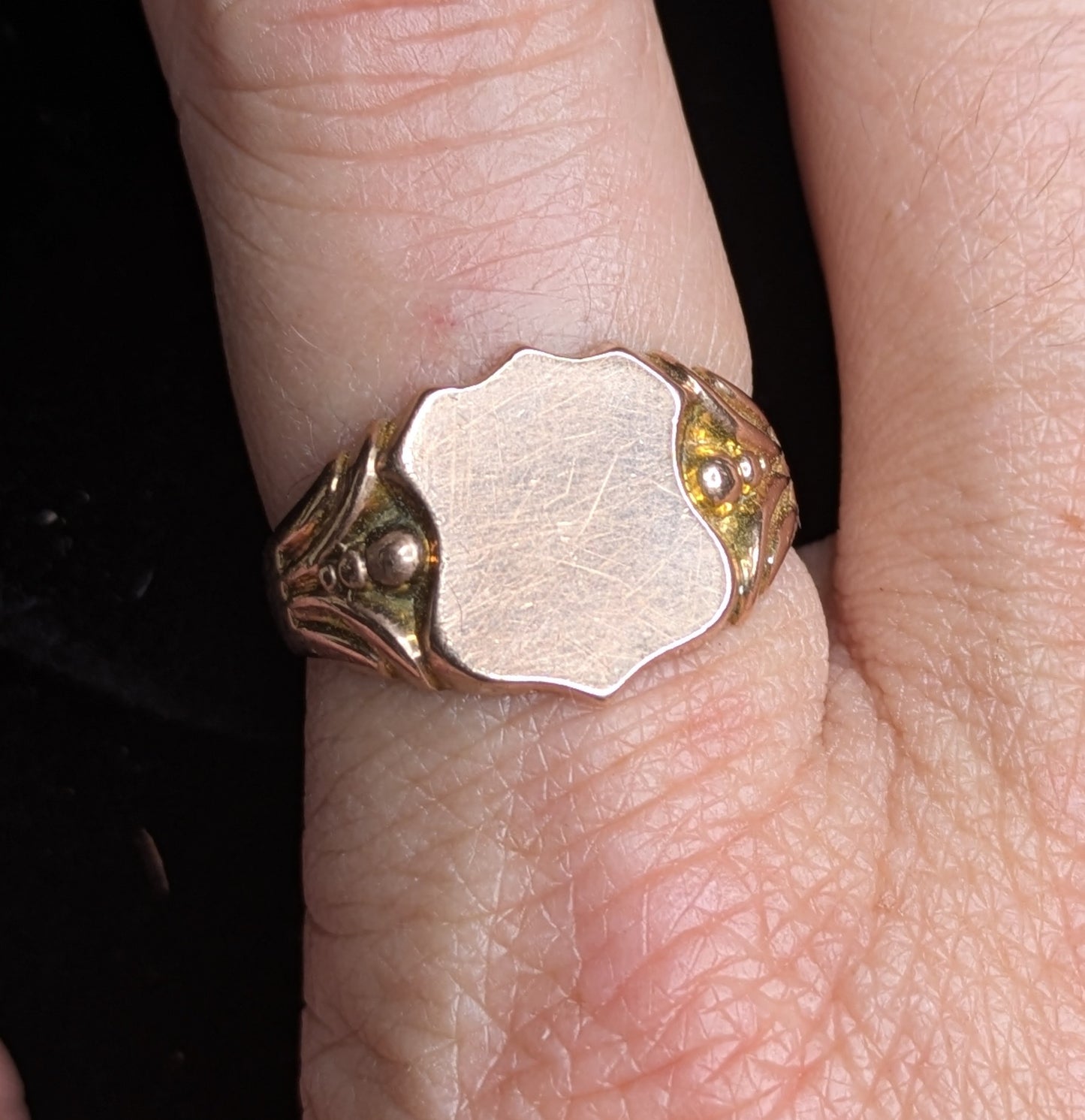 9Kt English, Late Victorian Unmonogrammed signet ring rose gold