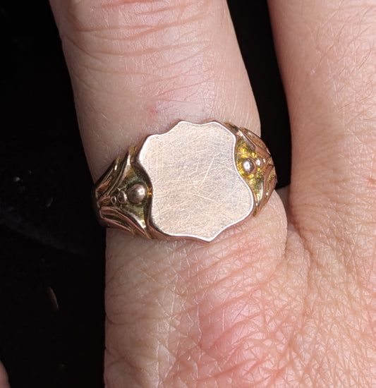 9Kt English, Late Victorian Unmonogrammed signet ring rose gold