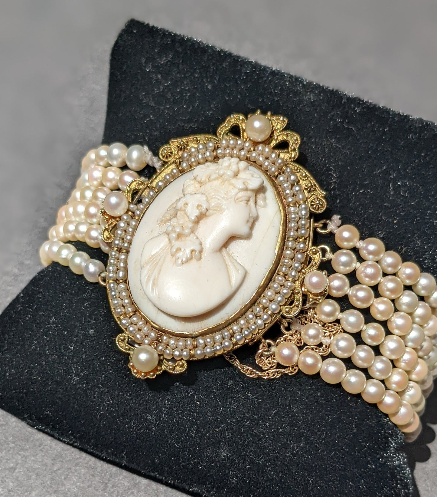 14kt Shell cameo and pearl bracelet