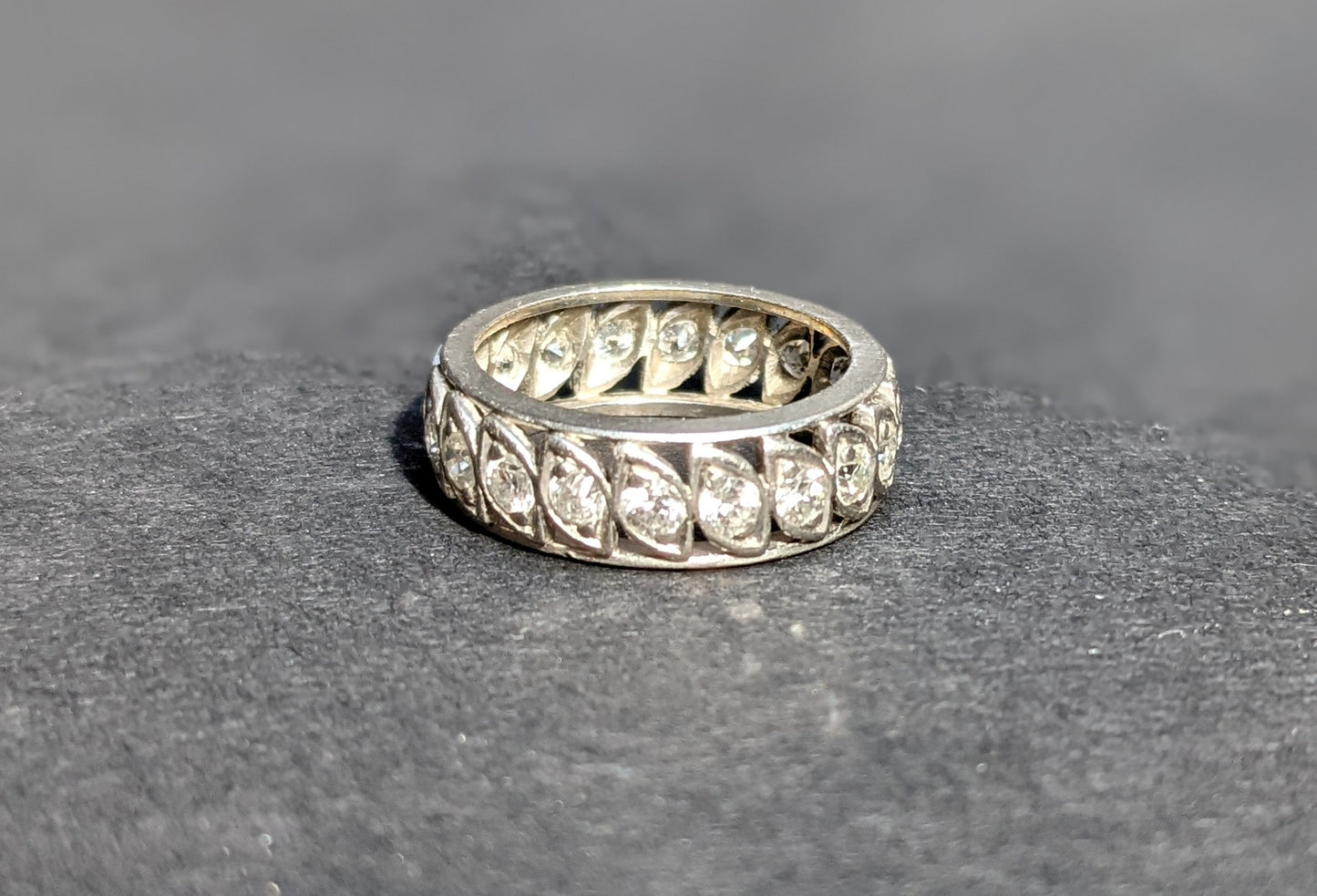 Platinum openwork diamond leaf band