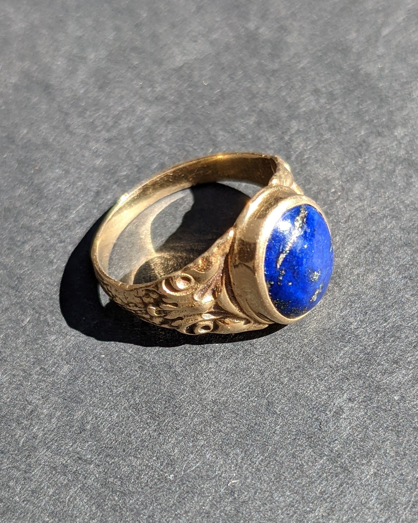 Lapis and yellow gold ring
