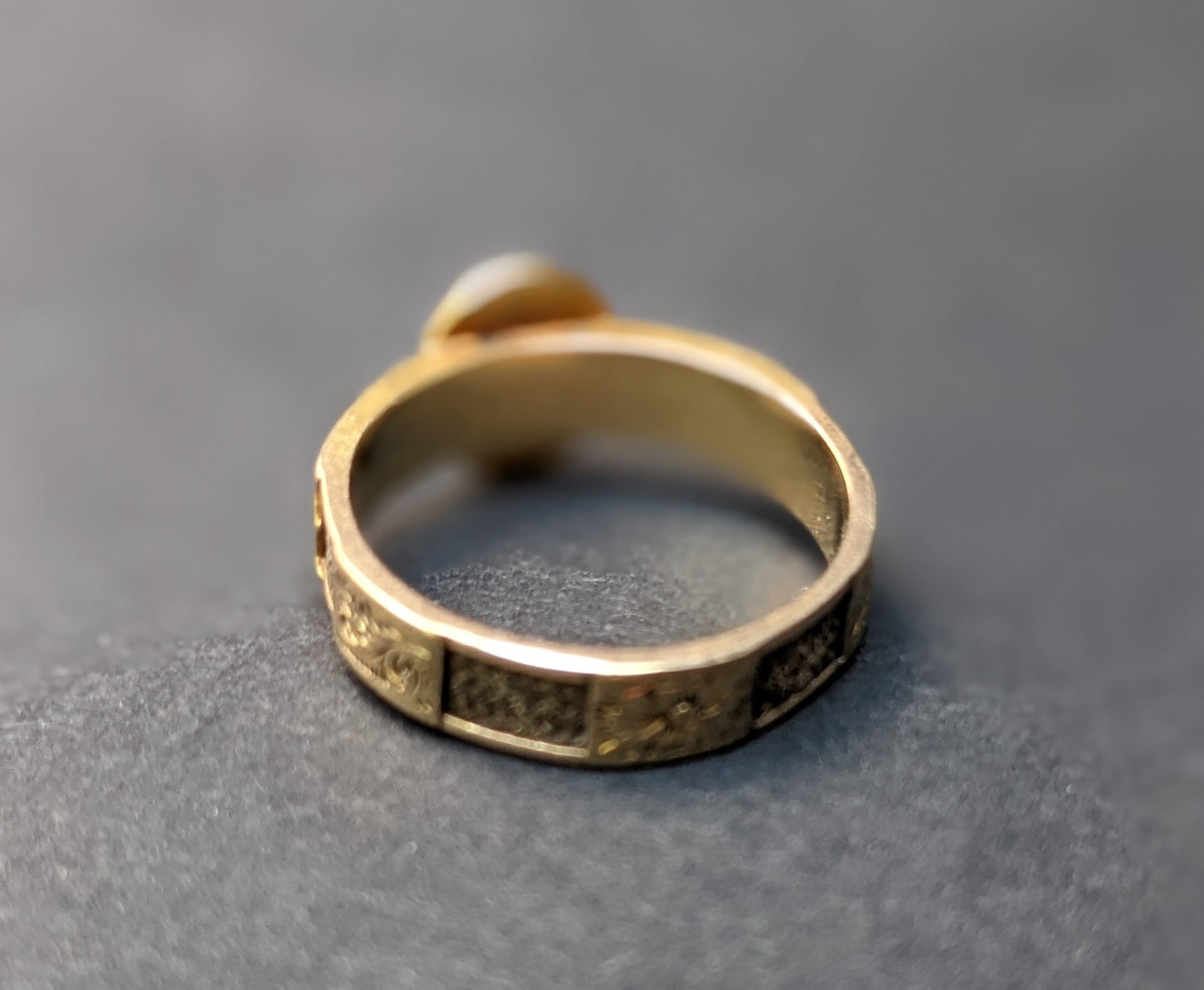 15k English mourning ring with Greek key black enamel