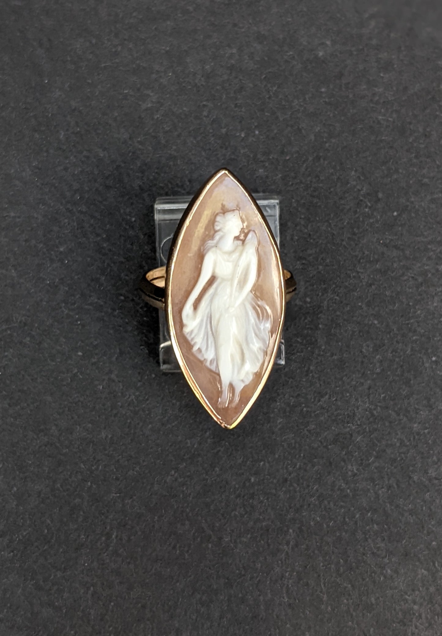 10kt Large cameo Muse ring