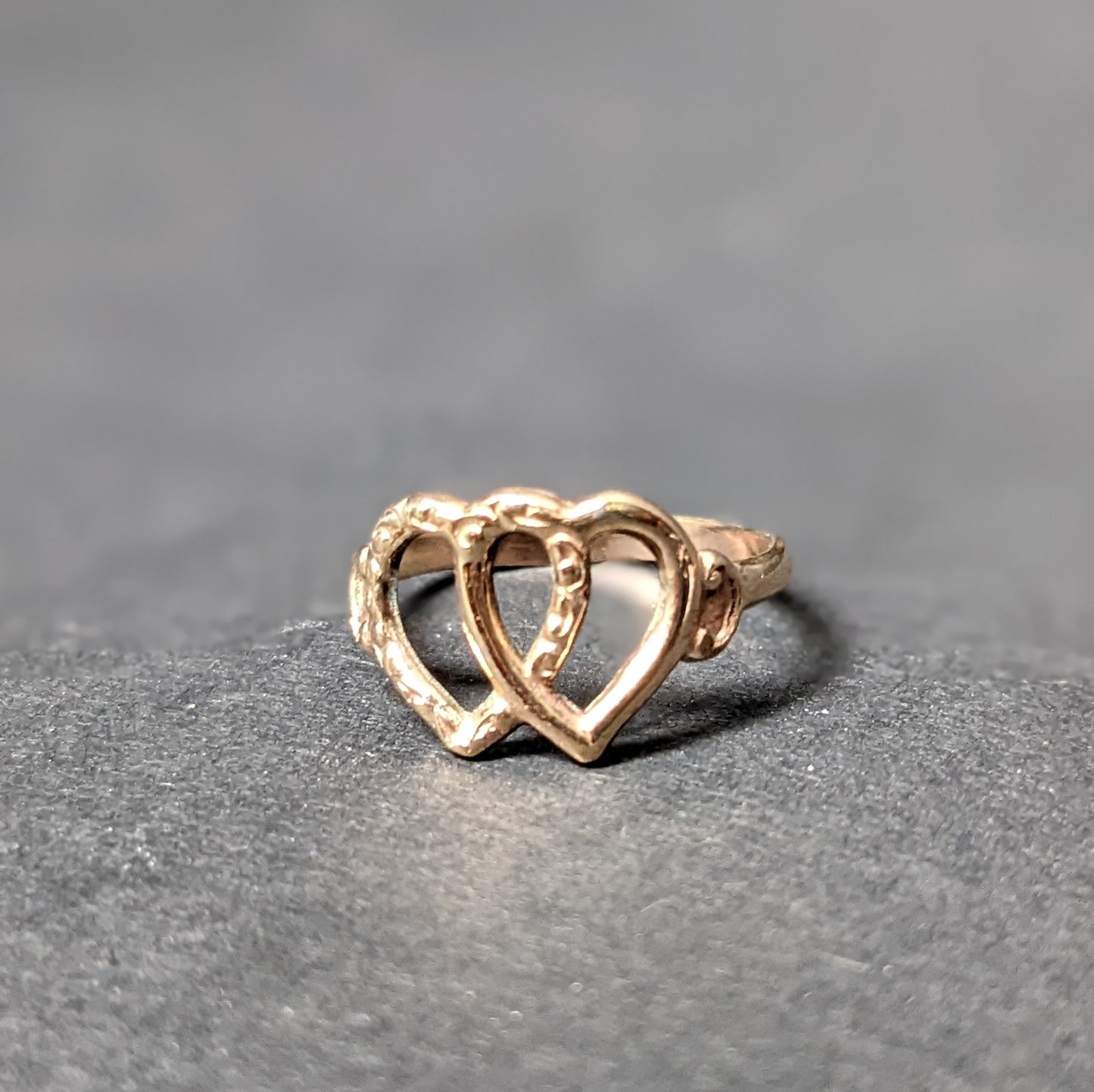 10k intertwined heart pinky ring
