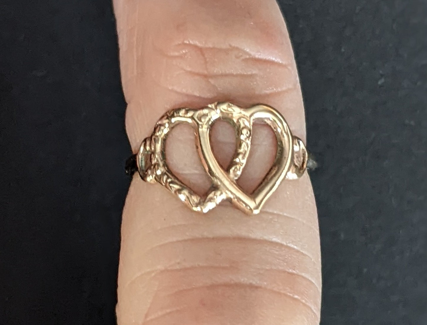 10k intertwined heart pinky ring