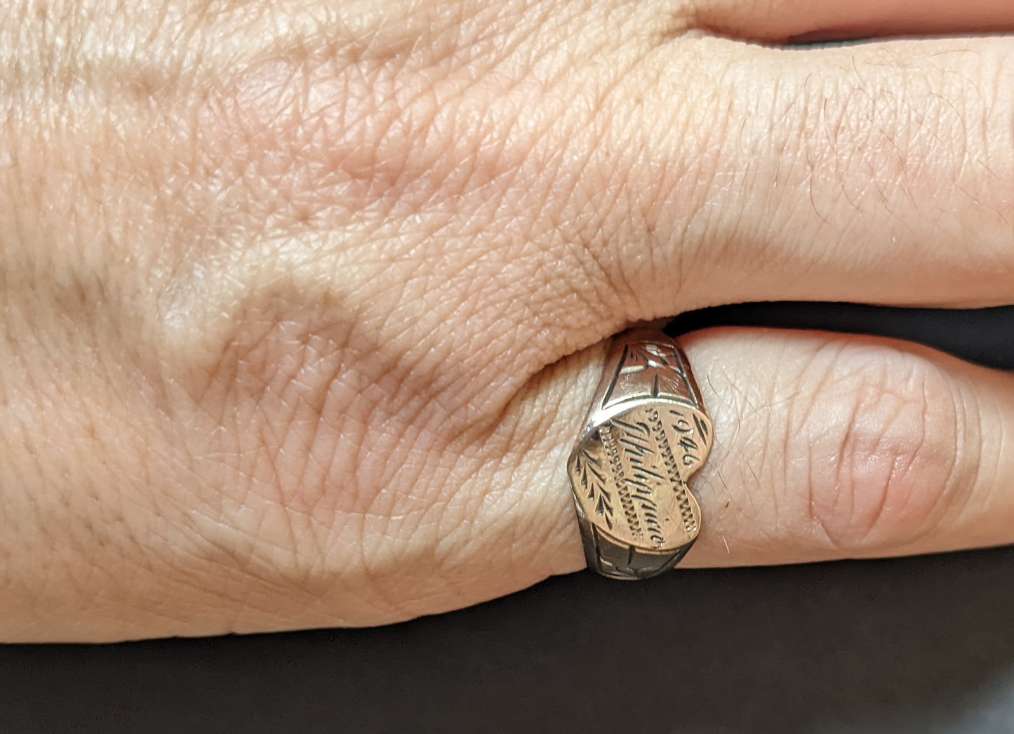 1946 10k Heart signet ring