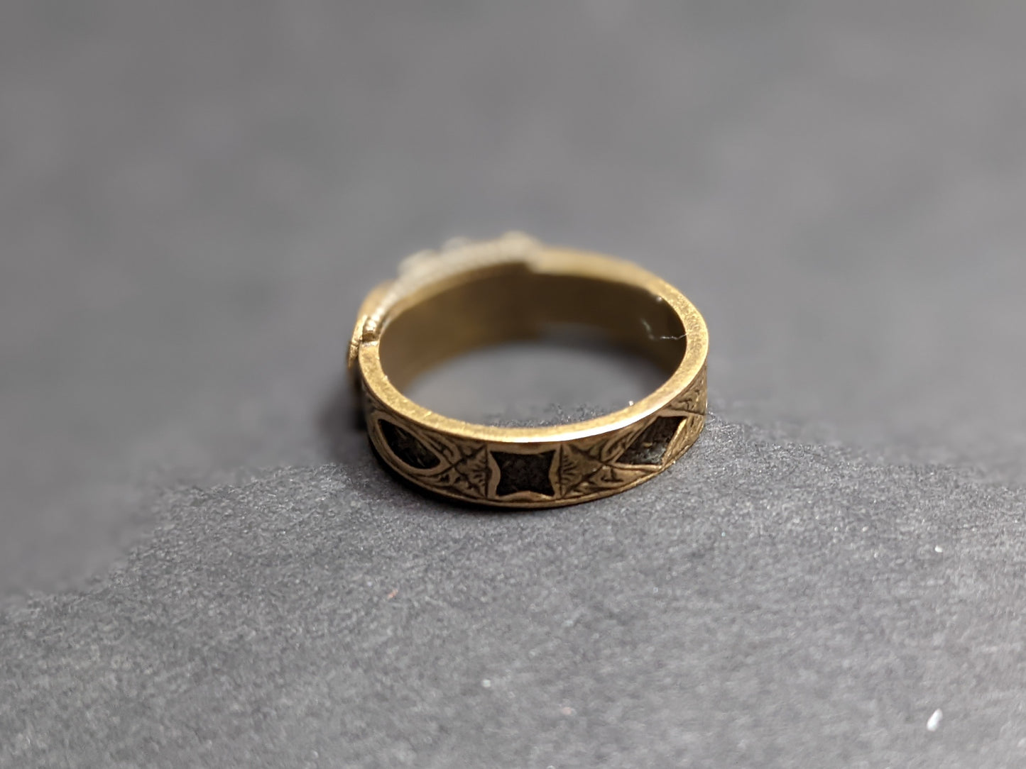 15k English mourning with "memory" enamel and seed pearl