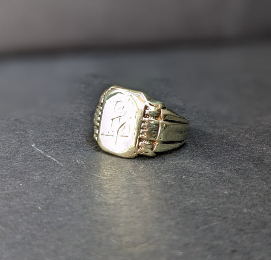 14Kt Signet large signet ring Rectangular with worn markings, rectangular in shape