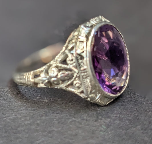 18kt White gold large oval amethyst ring
