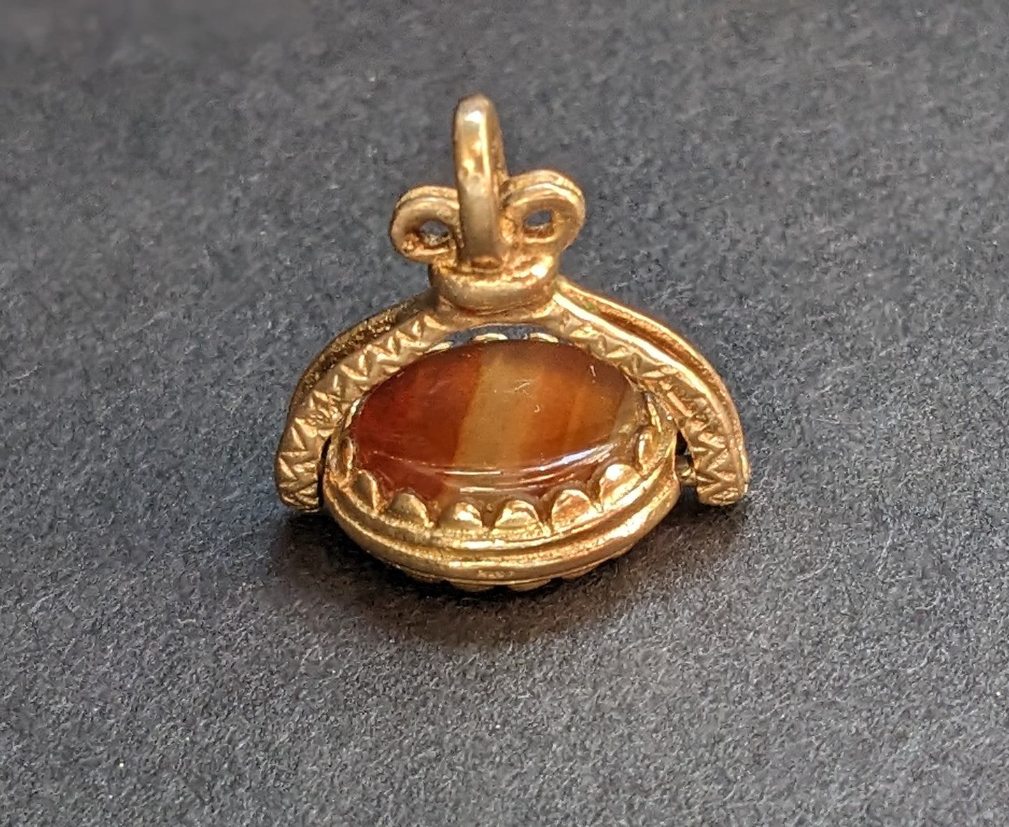 9Kt small spinner with agate and onyx