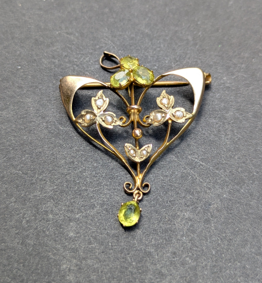 Art Nouveau 15kt Peridot and Seed Pearl Pendant/Brooch