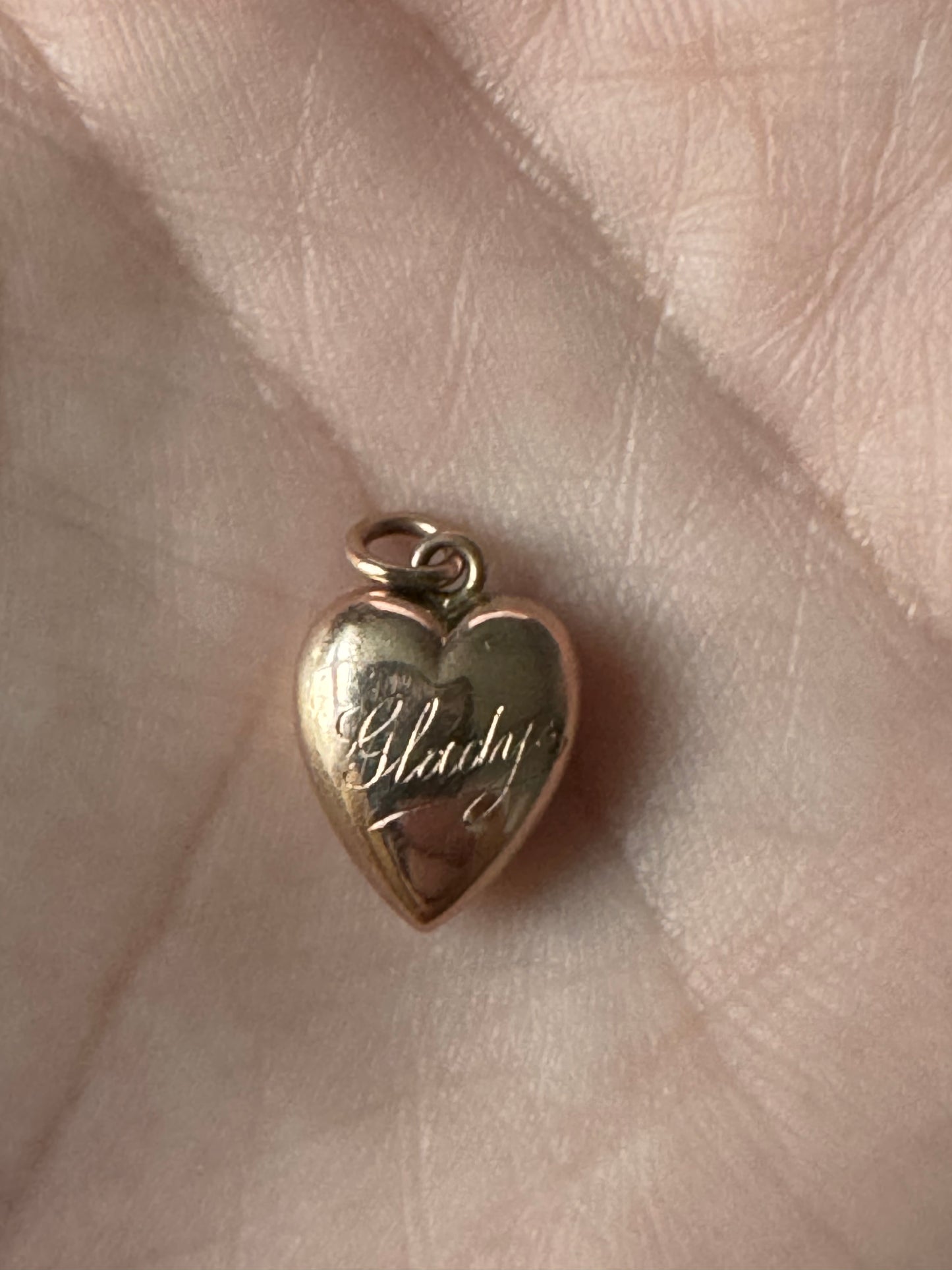 9k Puffy Heart Charm "Gladys"