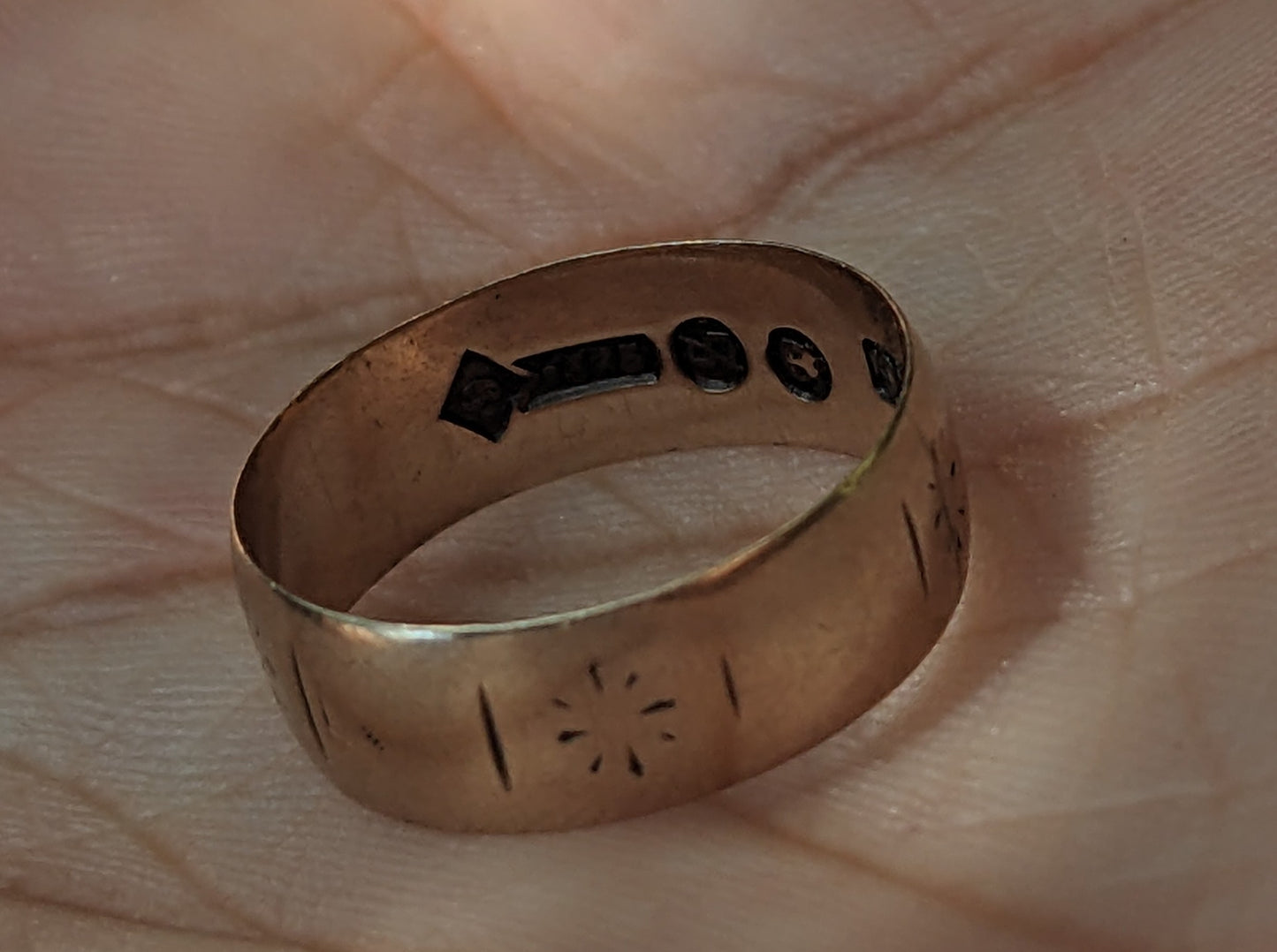 Victorian 9kt Engraved Band (28)