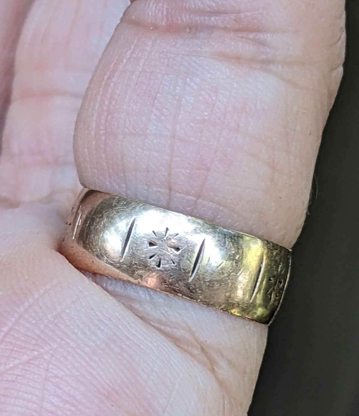 Victorian 9kt Engraved Band (28)