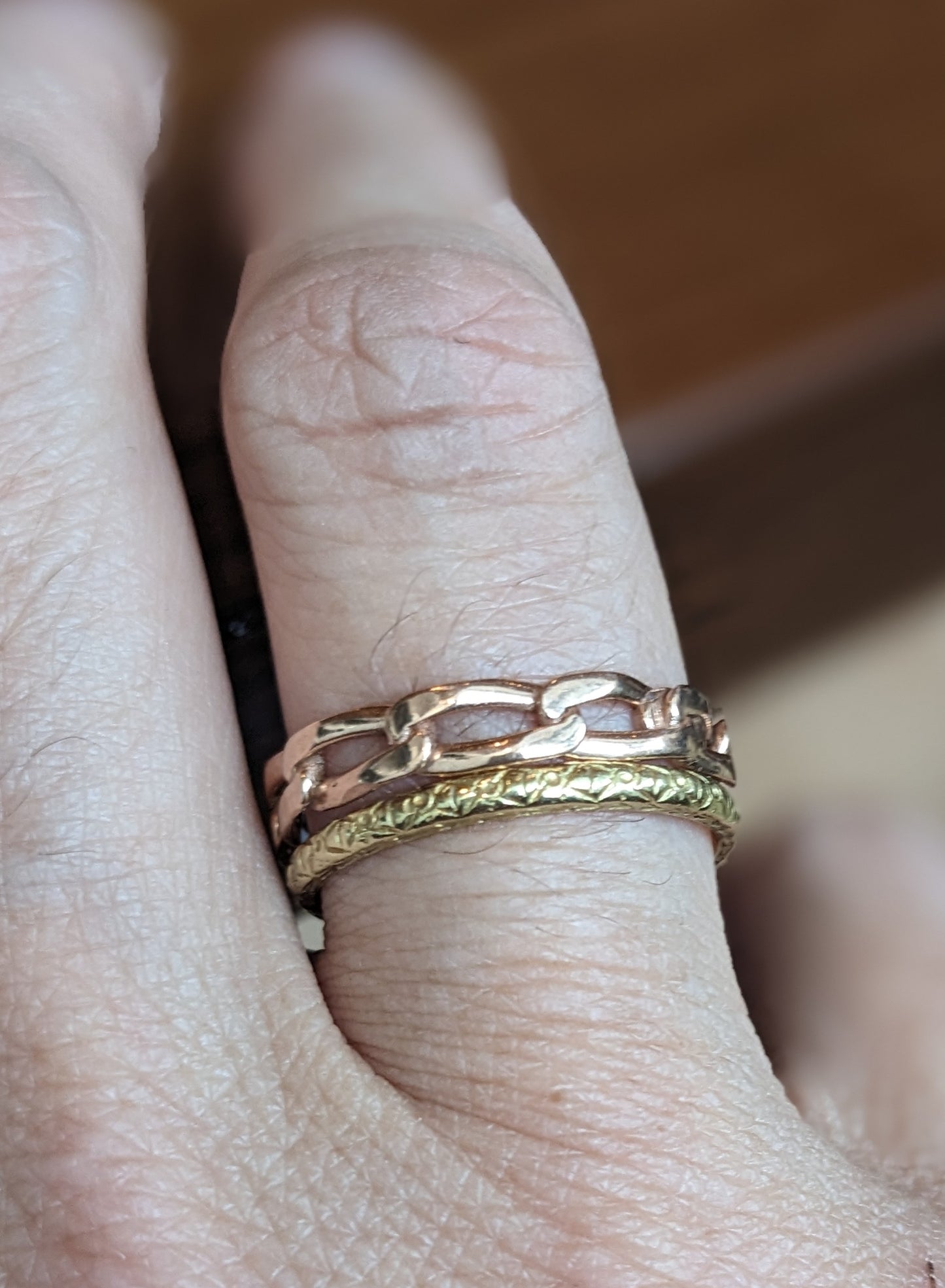18k yellow gold engraved band
