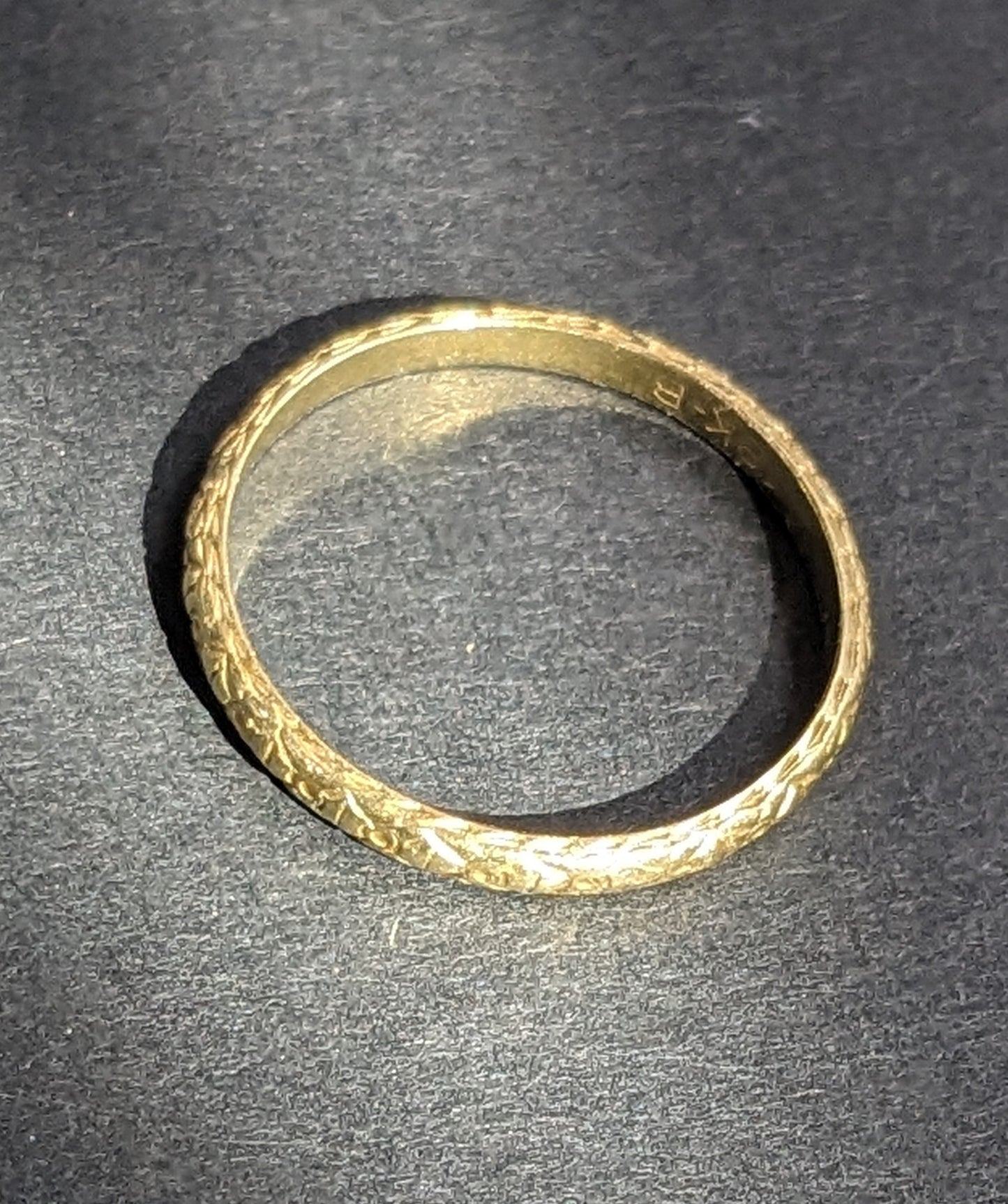 18k yellow gold engraved band