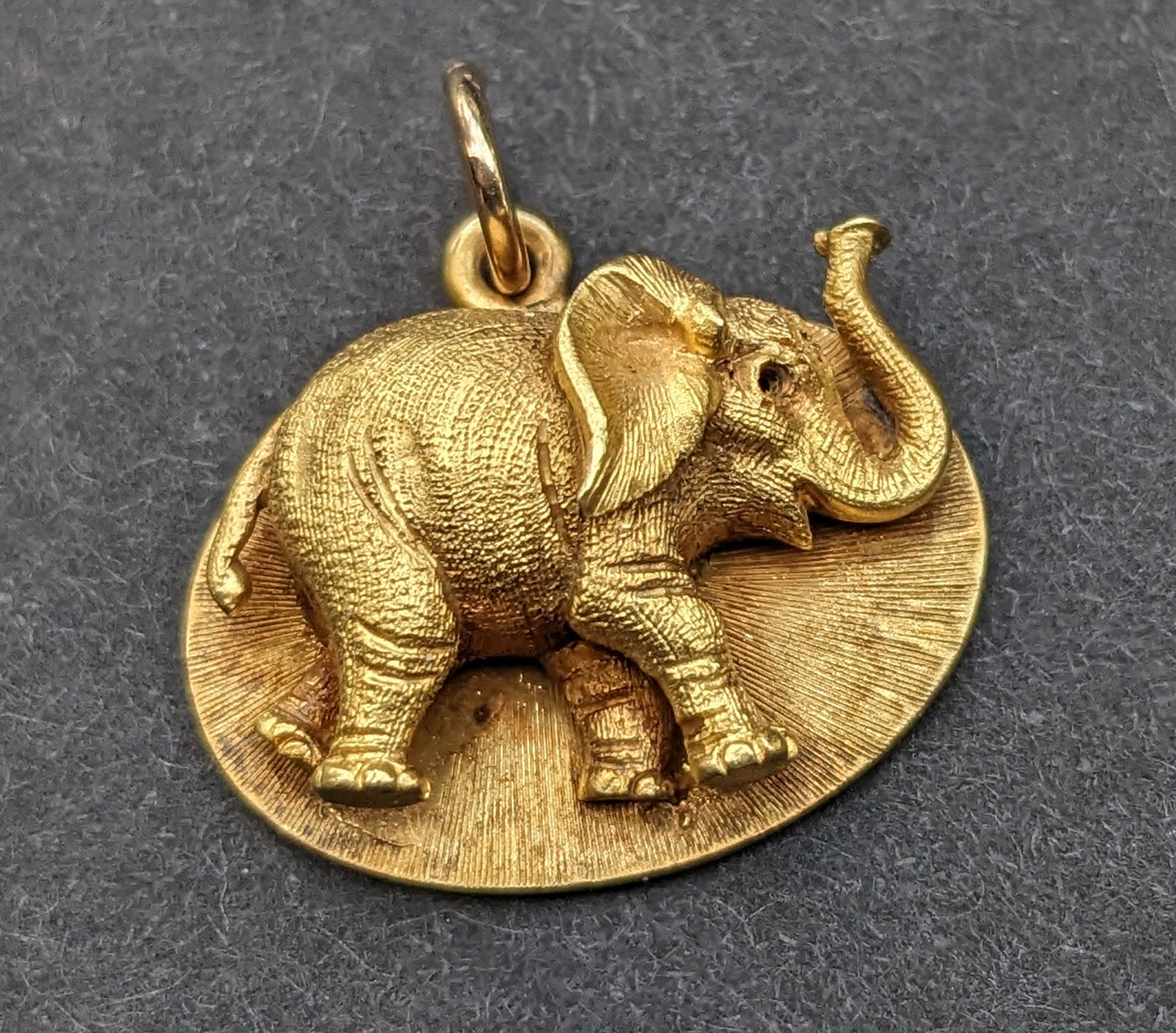 18kt Textured elephant pendant