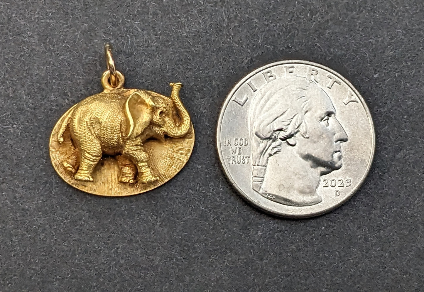 18kt Textured elephant pendant