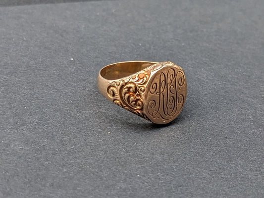 Gold signet ring dated 1903