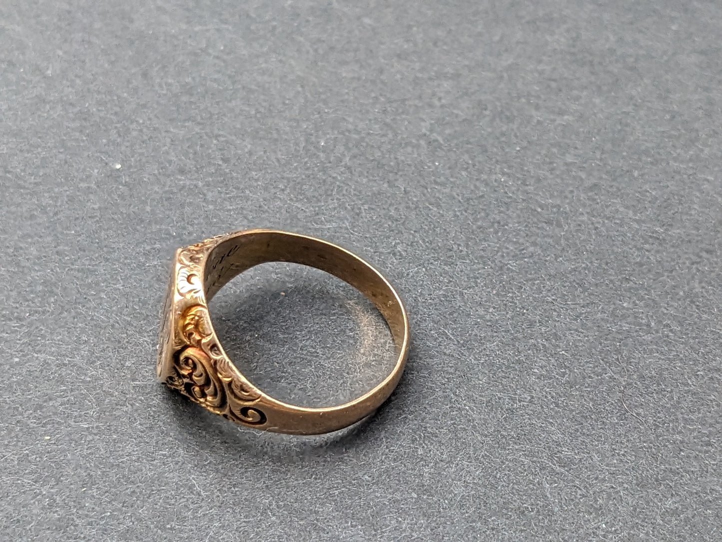 Gold signet ring dated 1903