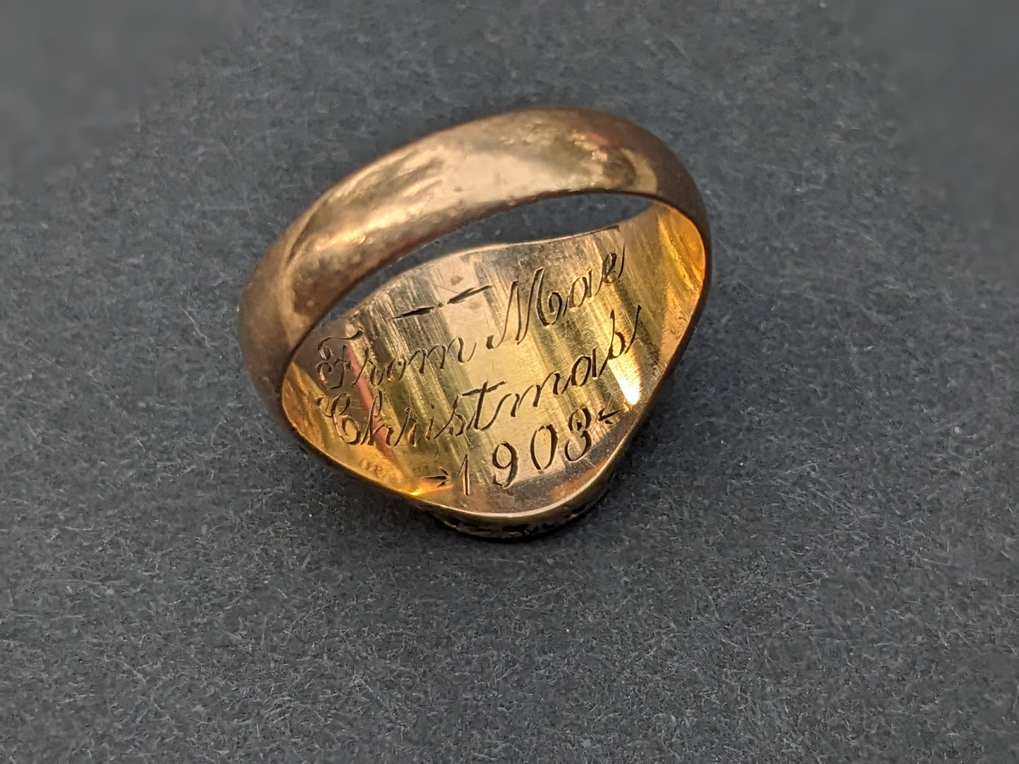 Gold signet ring dated 1903