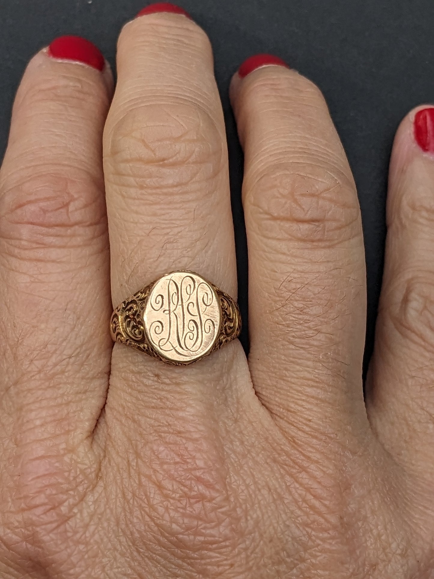 Gold signet ring dated 1903