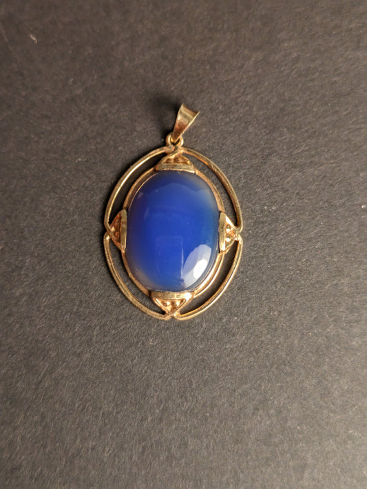 Arts & Craft 10k Chalcedony pendant