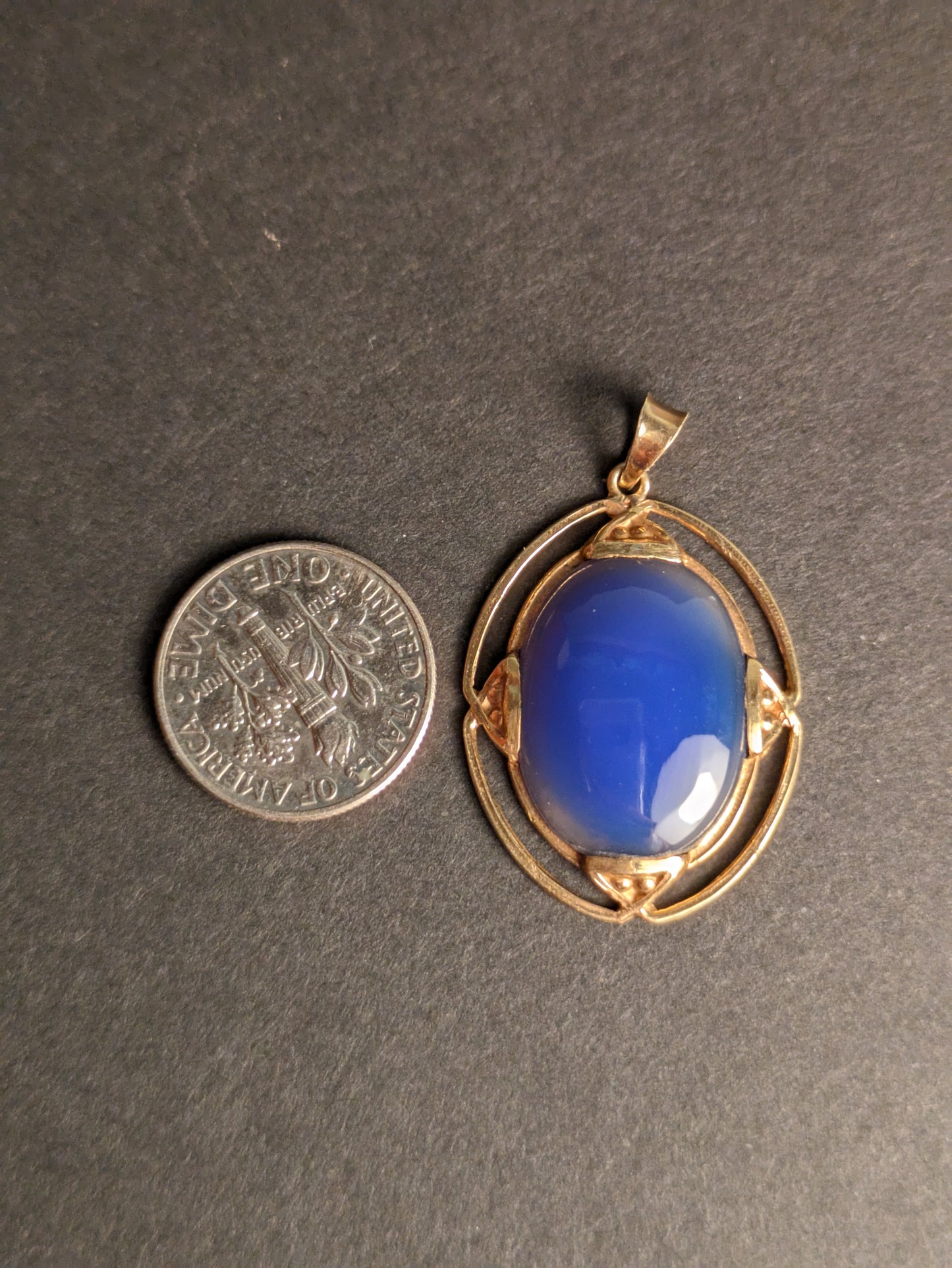 Arts & Craft 10k Chalcedony pendant