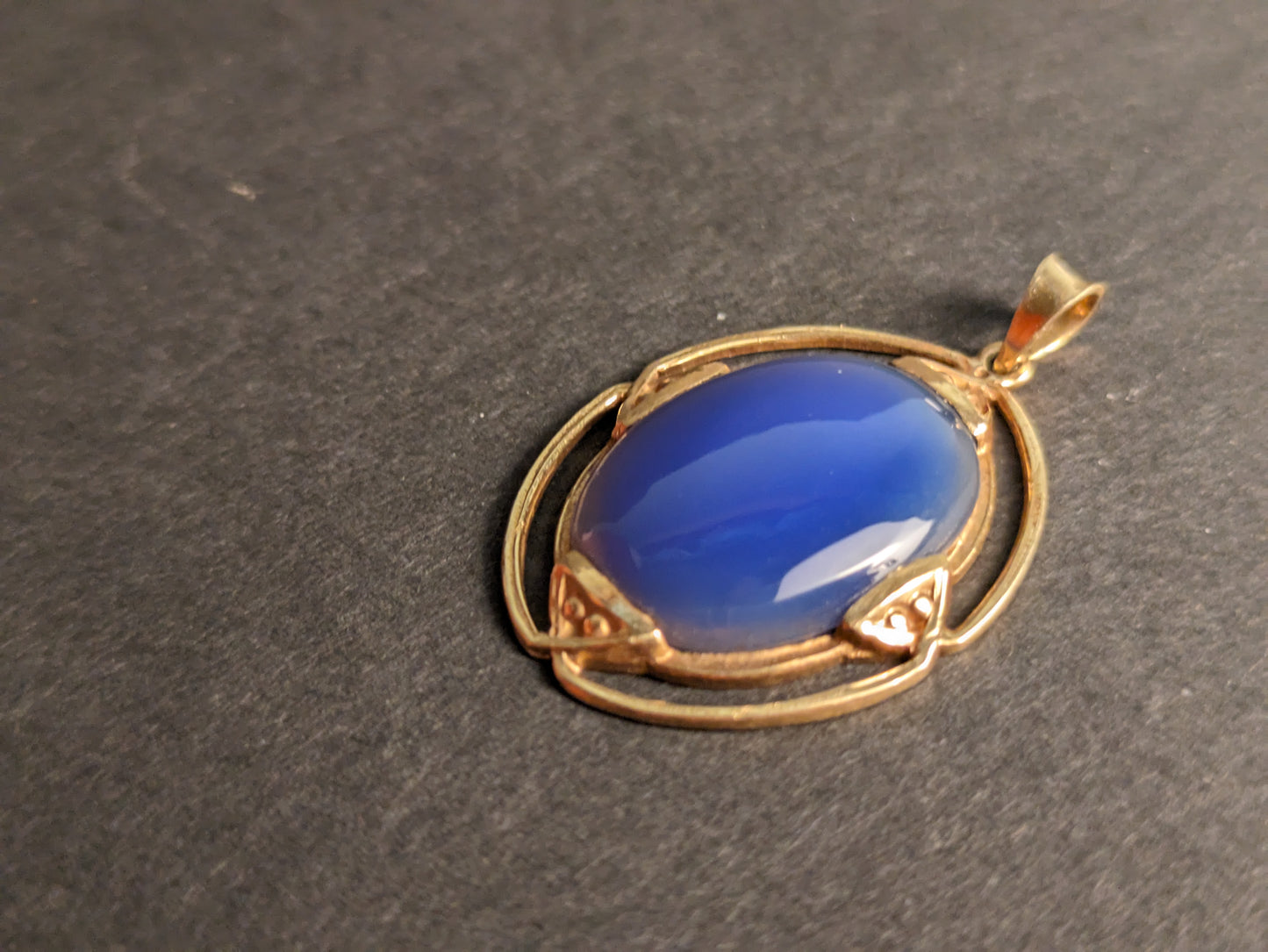 Arts & Craft 10k Chalcedony pendant