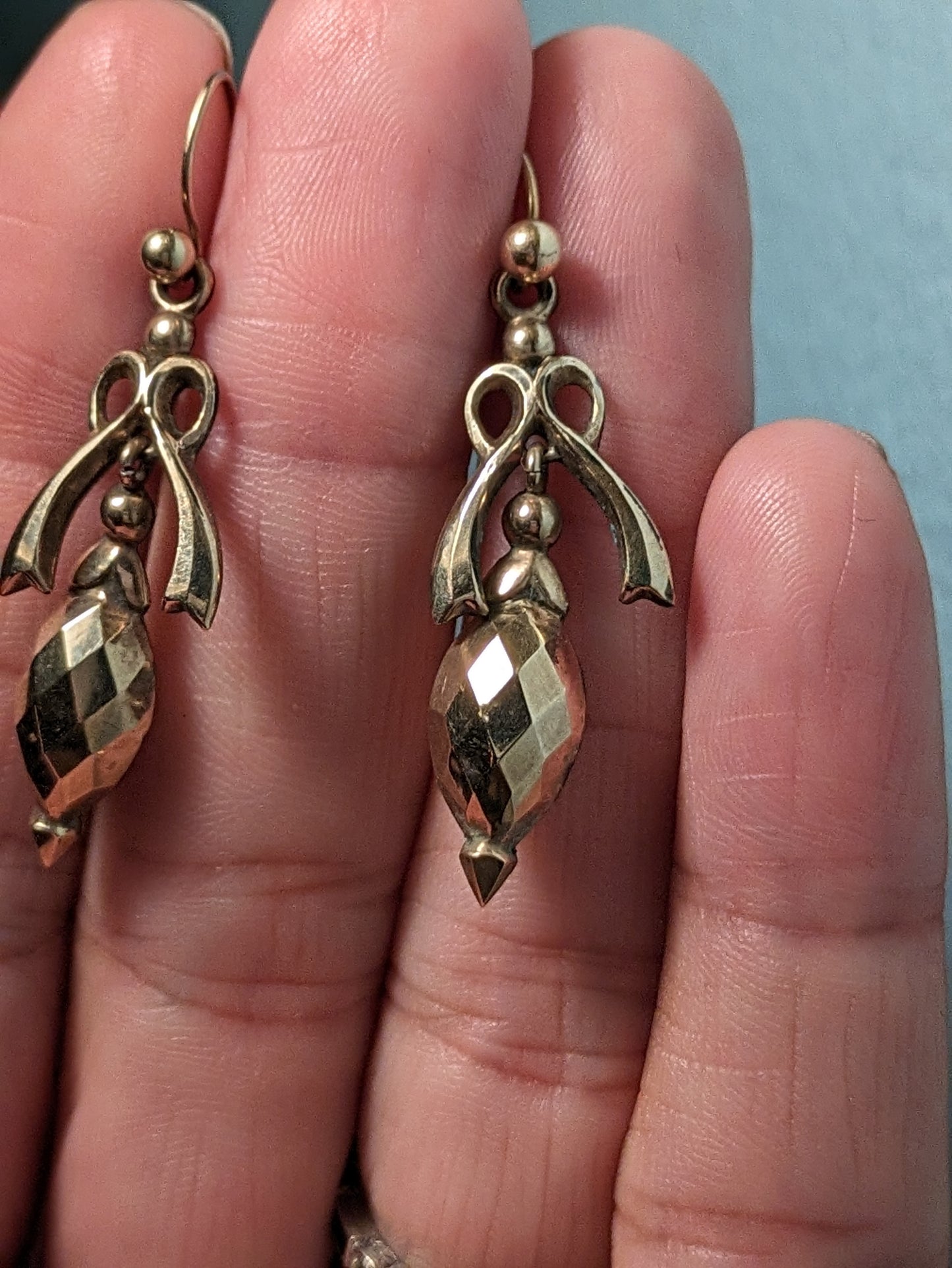 Low carvat drop earrings