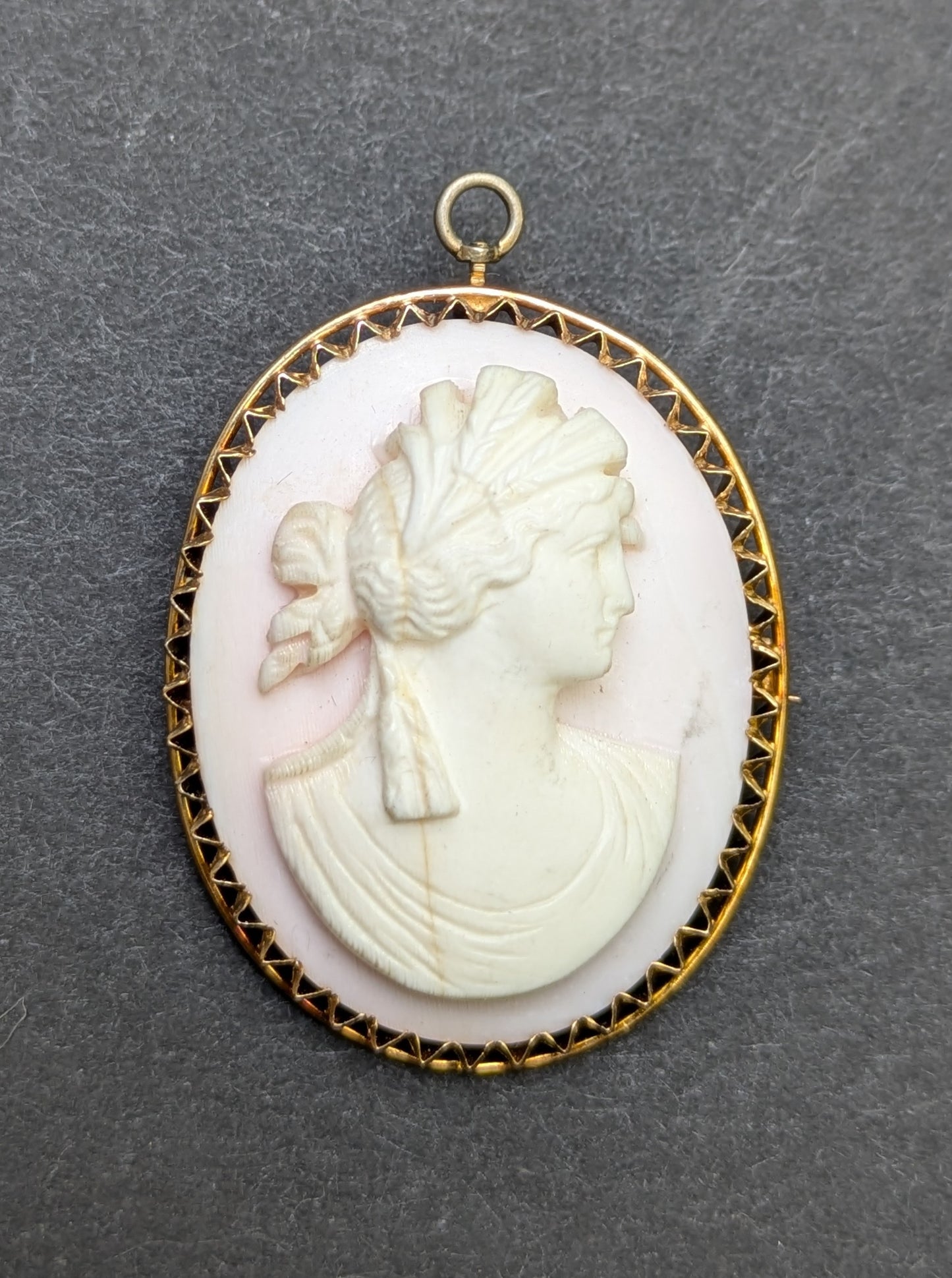 10k Pie Crust Framed Cameo