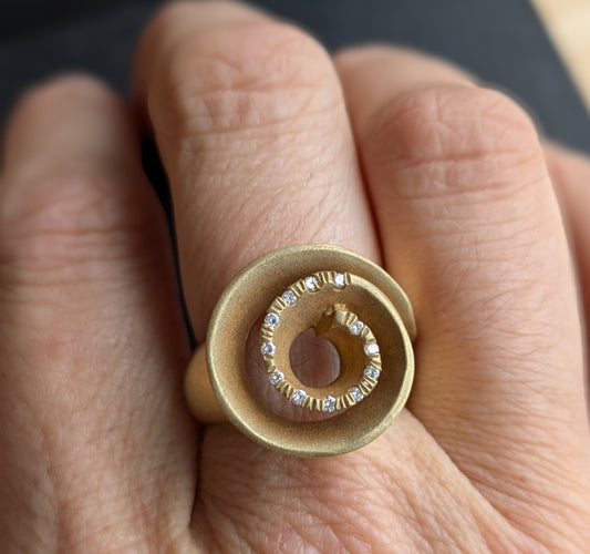 18k Retro Spiral Ring with Inset Diamonds