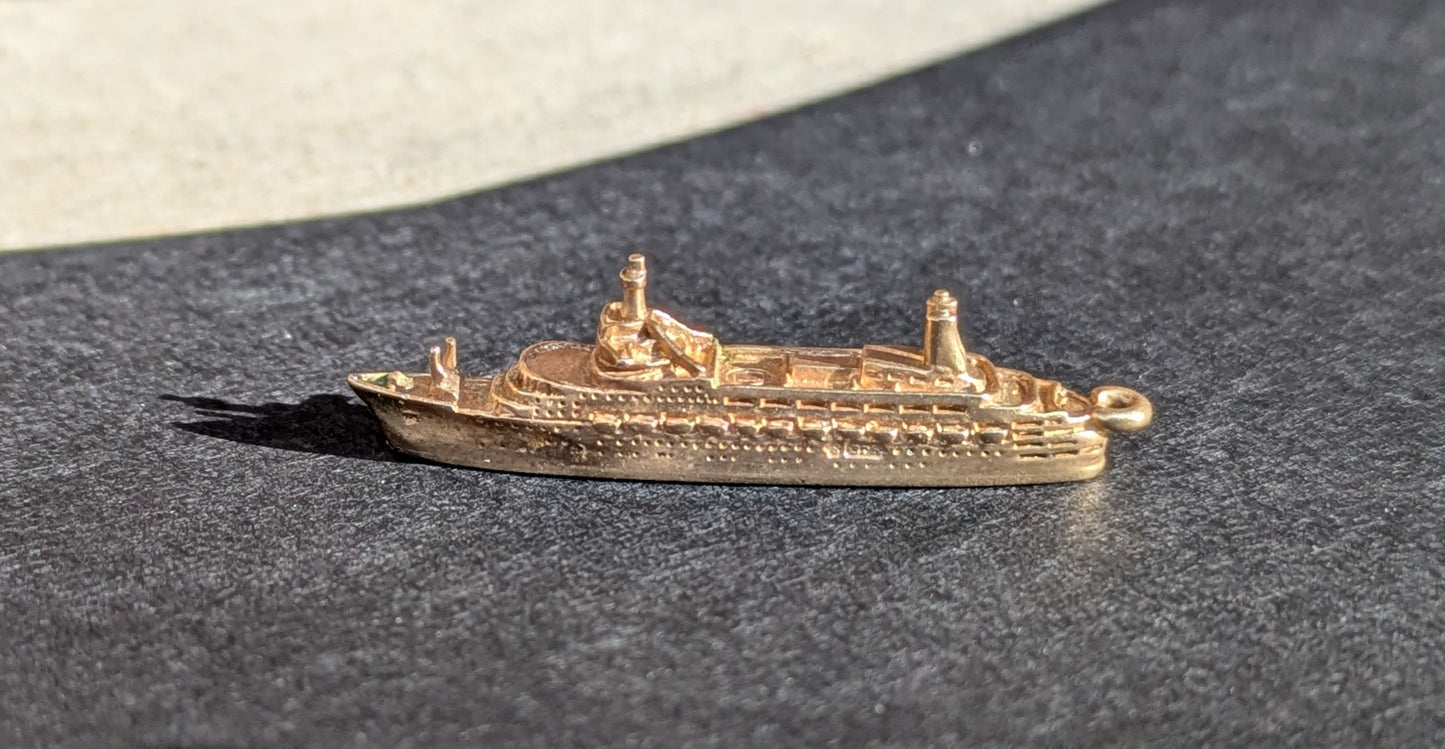 9k Australian WWII Battleship Charm