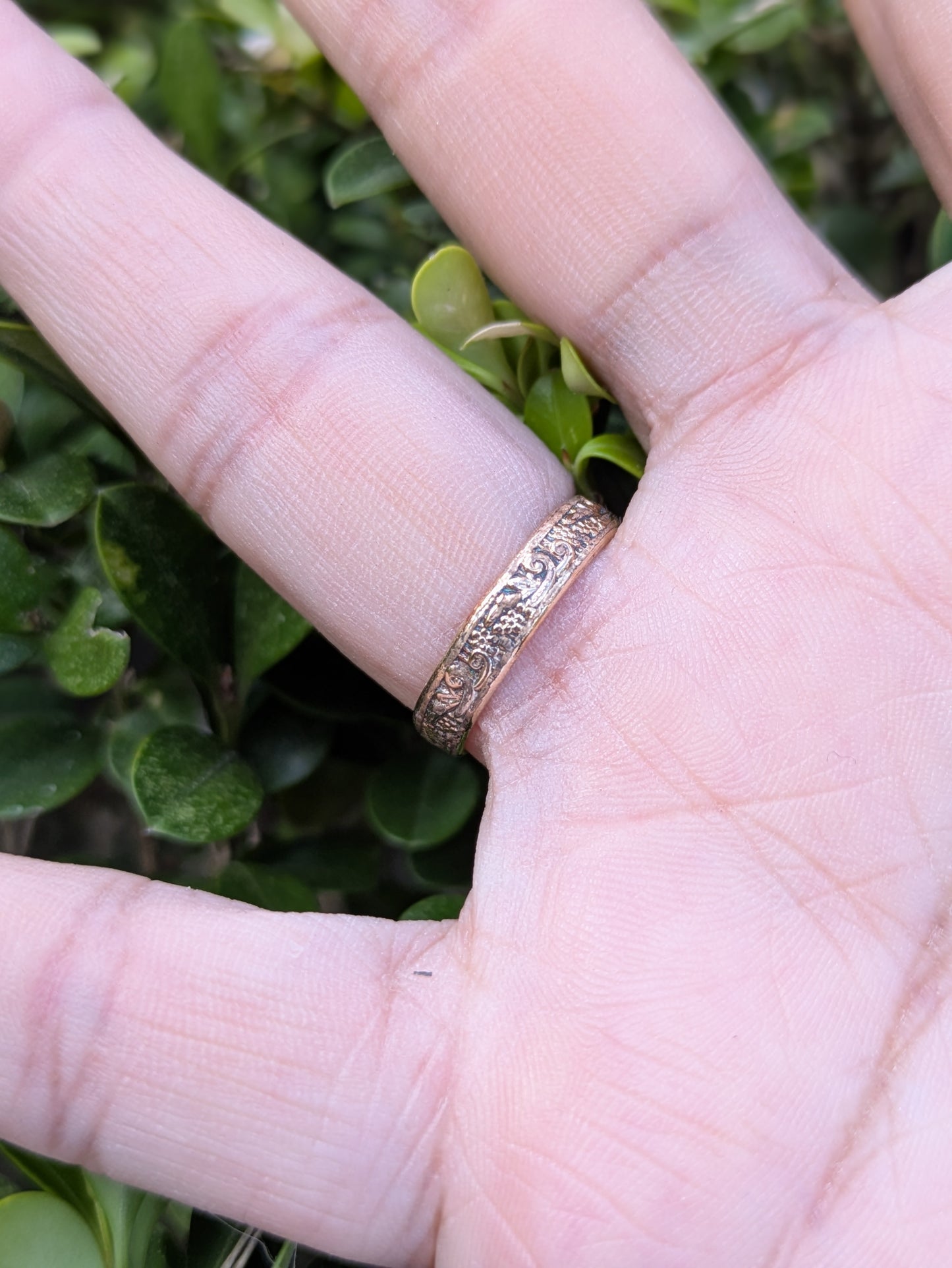 10k Floral Motif Band