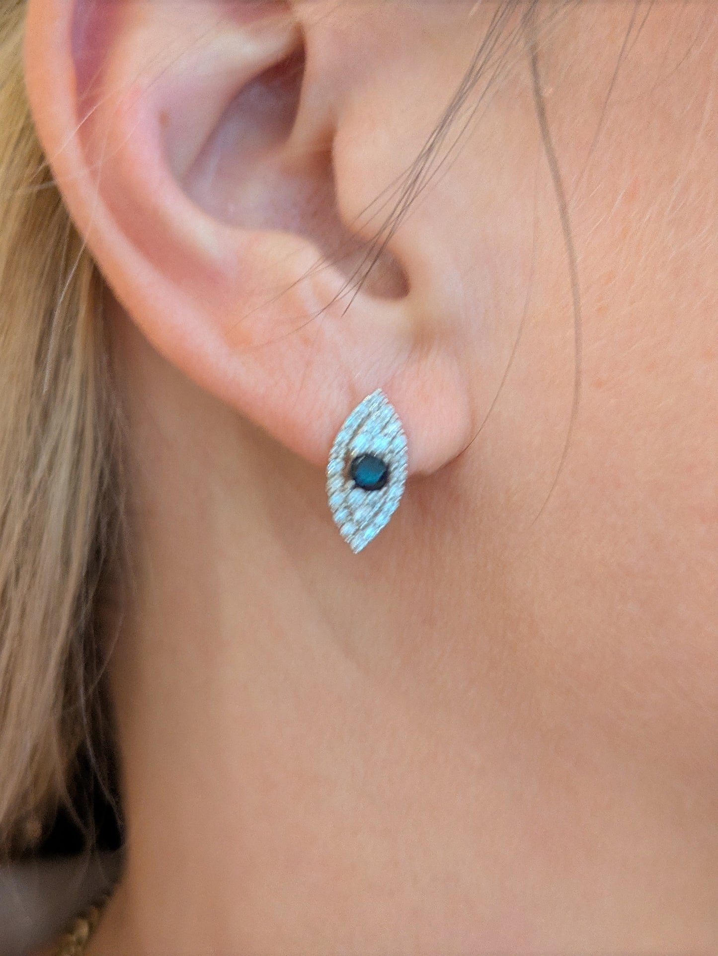 18k White Gold Sapphire Eye Leverback Earrings