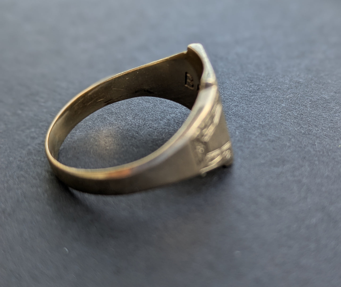 9k Engraved "RP" Signet Ring