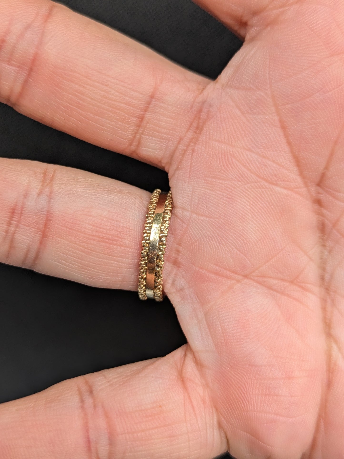 14kt Band with Ruffle Edging