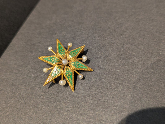 10k Green Enamel Star Pin with Pearl