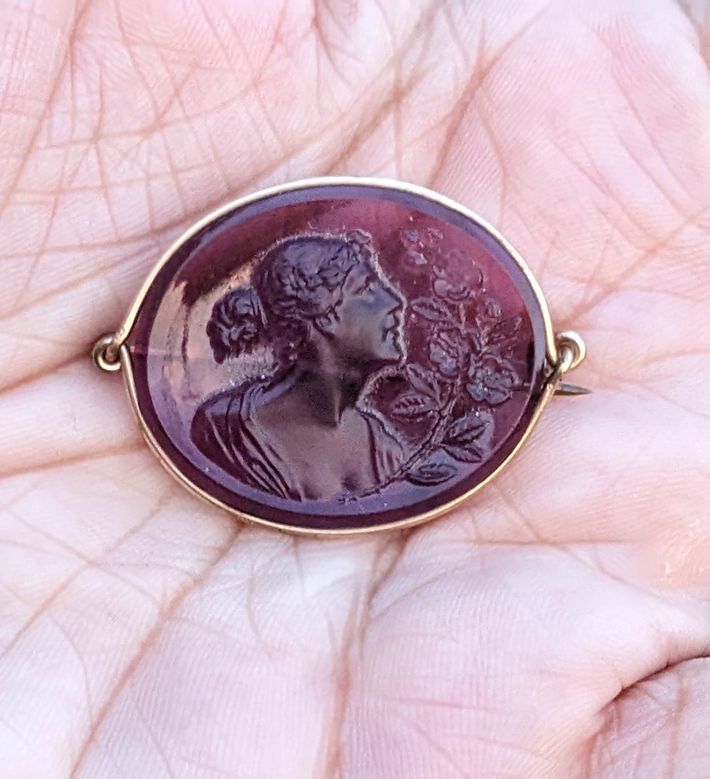 14k Gold Purple Intaglio Brooch