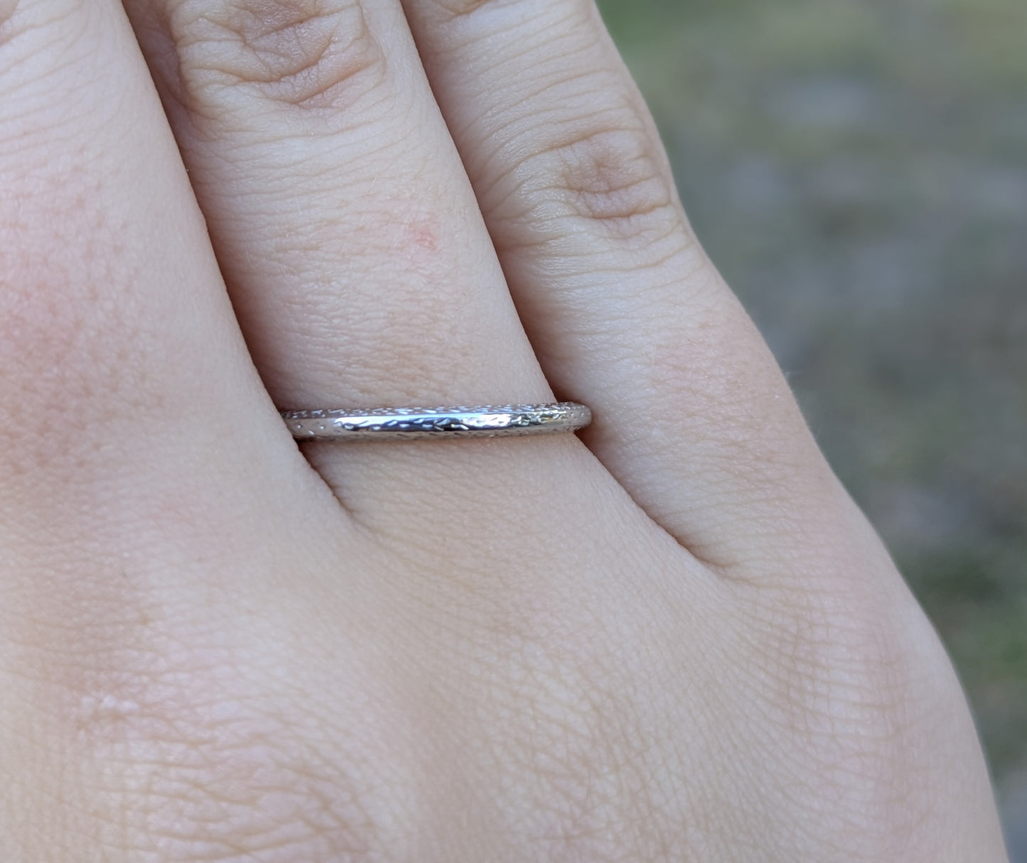 Belais 18k White Gold Engraved Band